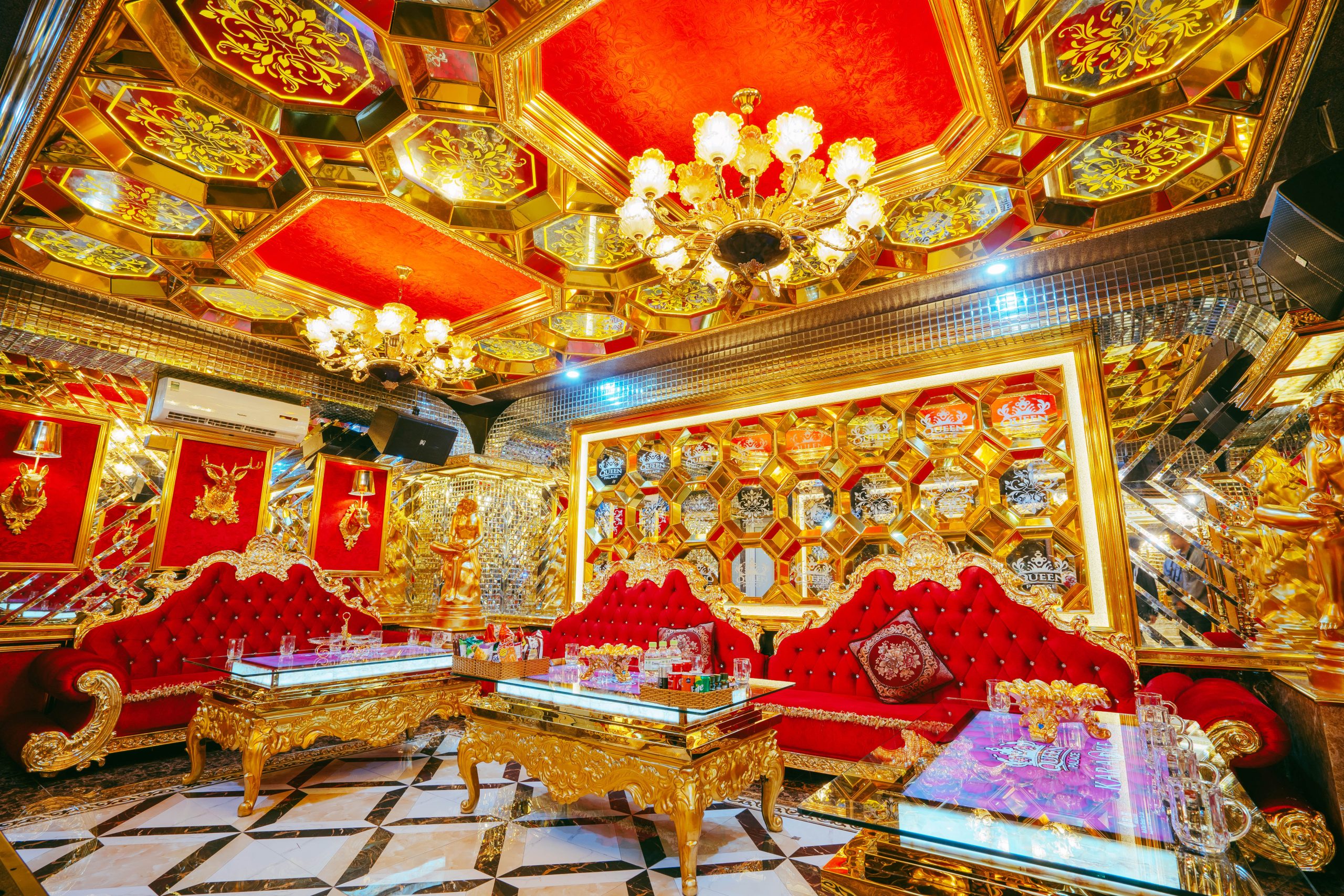 Hệ thống ánh sáng và hiệu ứng sân khấu tại Queen Palace